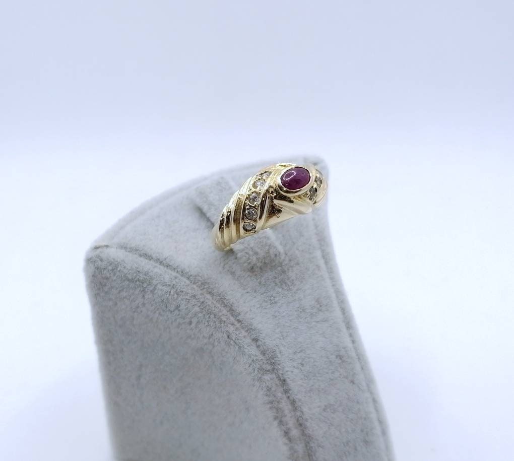 Vintage Gold 585er Ring mit Rubin Cabochon und Zirkonia