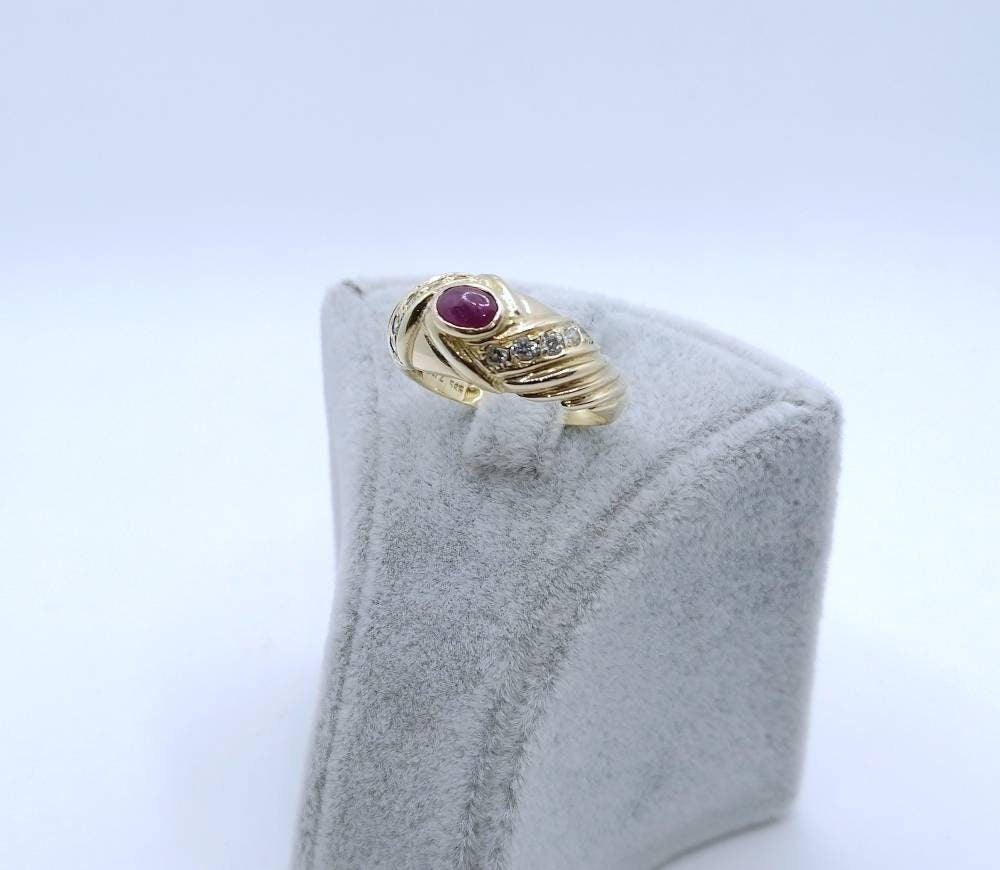 Vintage Gold 585er Ring mit Rubin Cabochon und Zirkonia