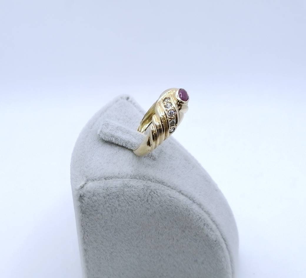 Vintage Gold 585er Ring mit Rubin Cabochon und Zirkonia