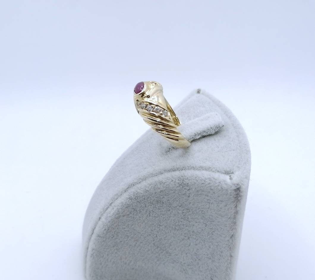 Vintage Gold 585er Ring mit Rubin Cabochon und Zirkonia