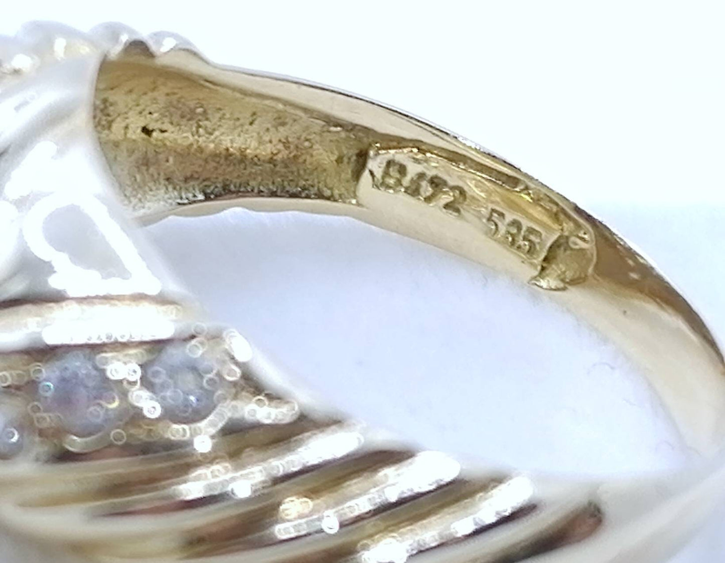 Vintage Gold 585er Ring mit Rubin Cabochon und Zirkonia