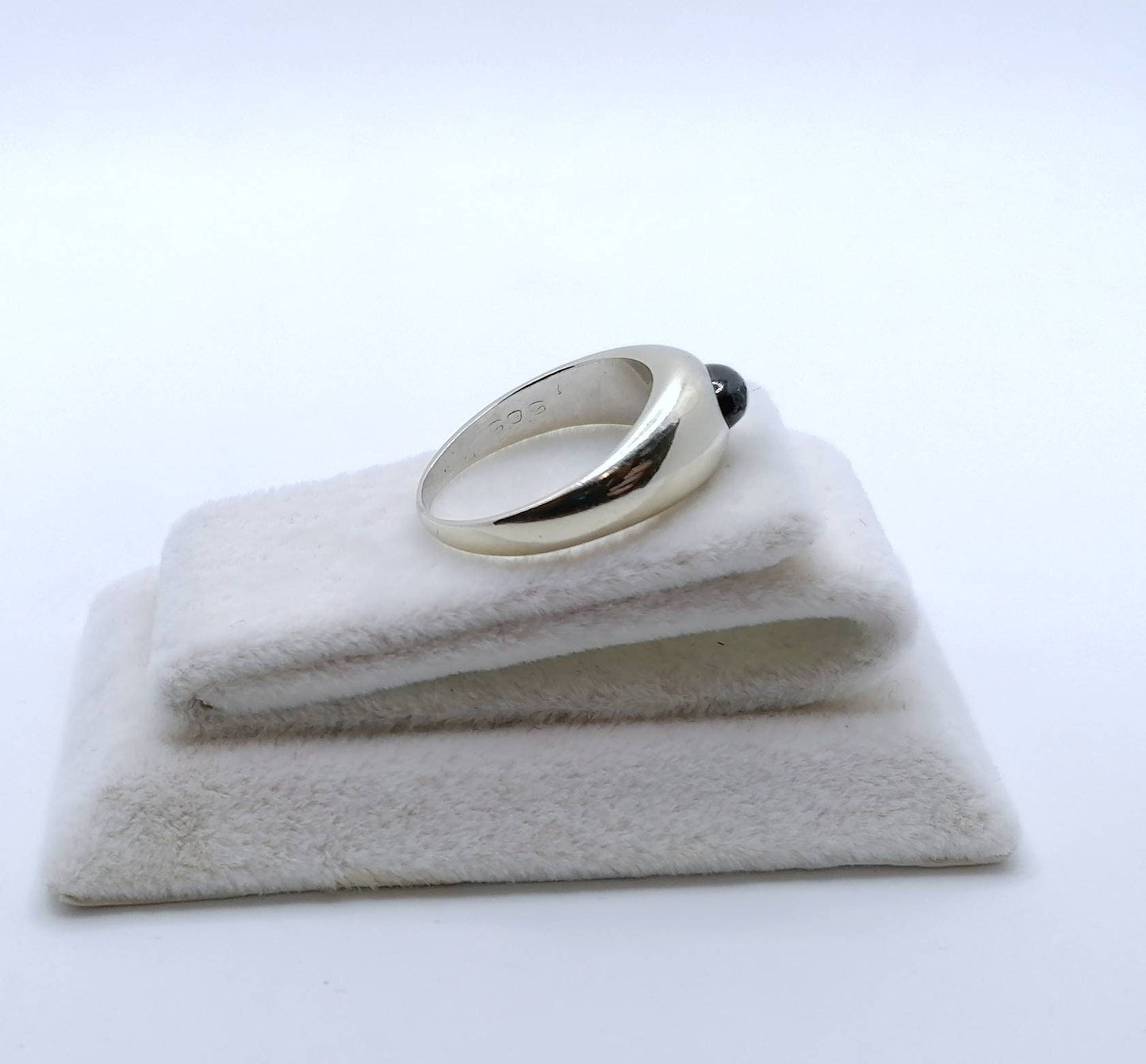 Weißgold Damenring mit Saphir Cabochon