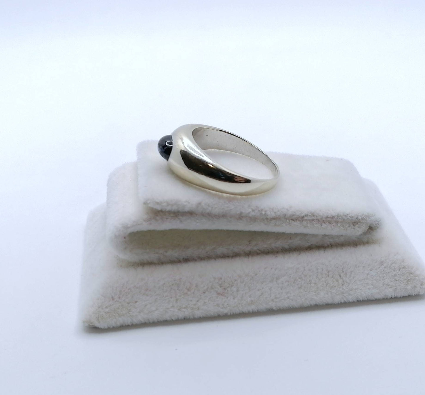 Weißgold Damenring mit Saphir Cabochon