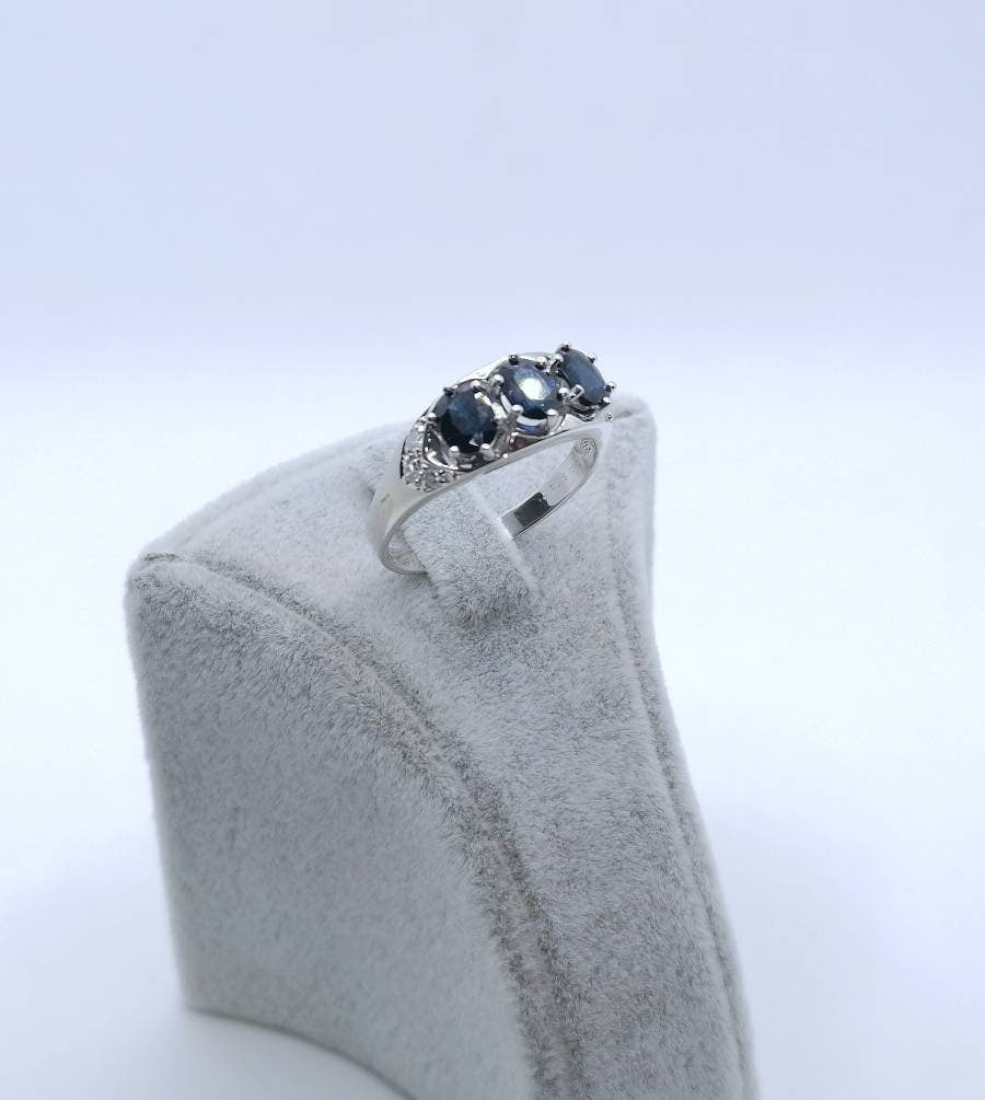 Weißgold Ring mit Saphiren und Brillanten