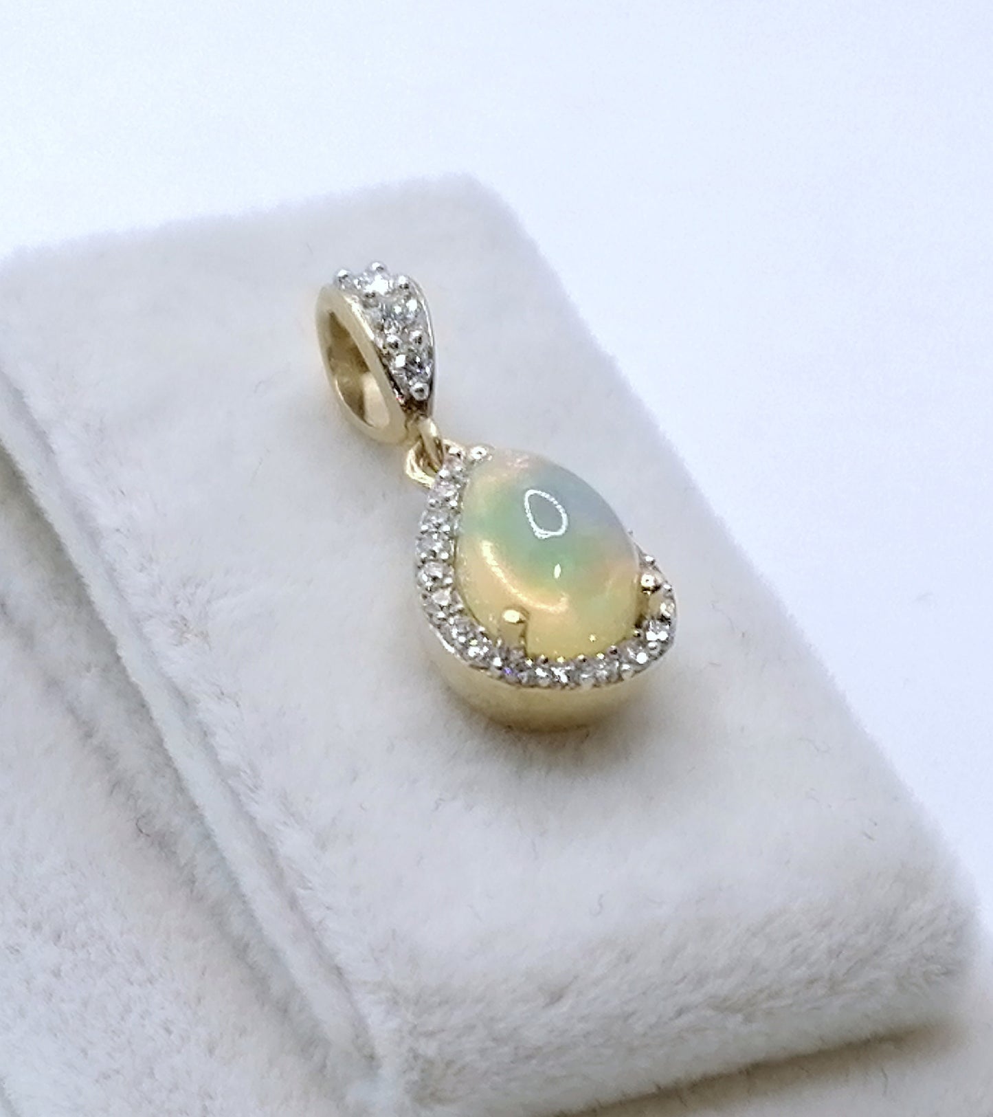 Anhänger Gold 375er mit Äthiopischem Opal und Diamanten