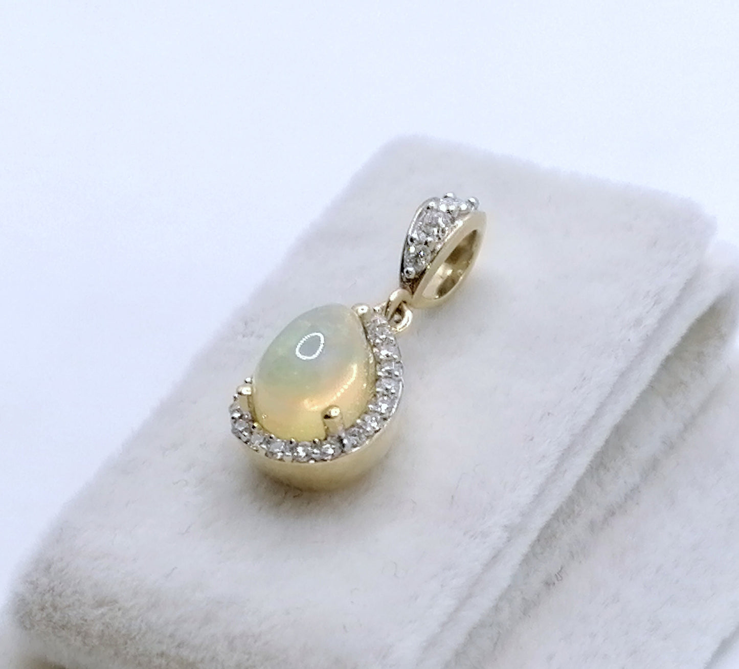 Anhänger Gold 375er mit Äthiopischem Opal und Diamanten