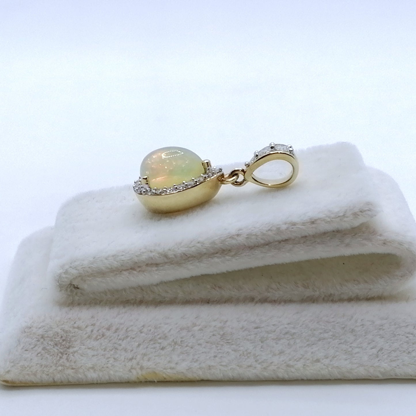 Anhänger Gold 375er mit Äthiopischem Opal und Diamanten