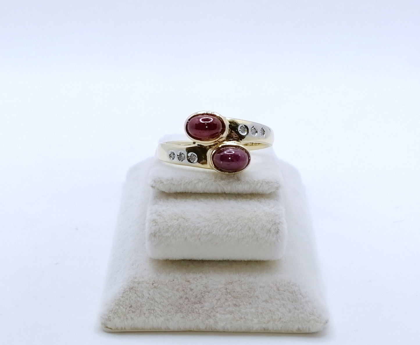 Ring Gold 585er mit Rubin Cabochon und Diamantsplitter Gr. 59