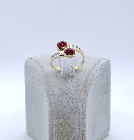 Ring Gold 585er mit Rubin Cabochon und Diamantsplitter Gr. 59