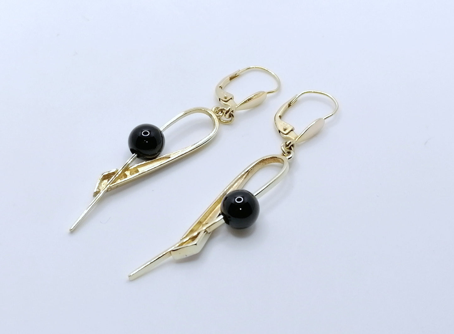 Ohrhänger 333er Gold mit Onyx Perle und Diamantsplitter