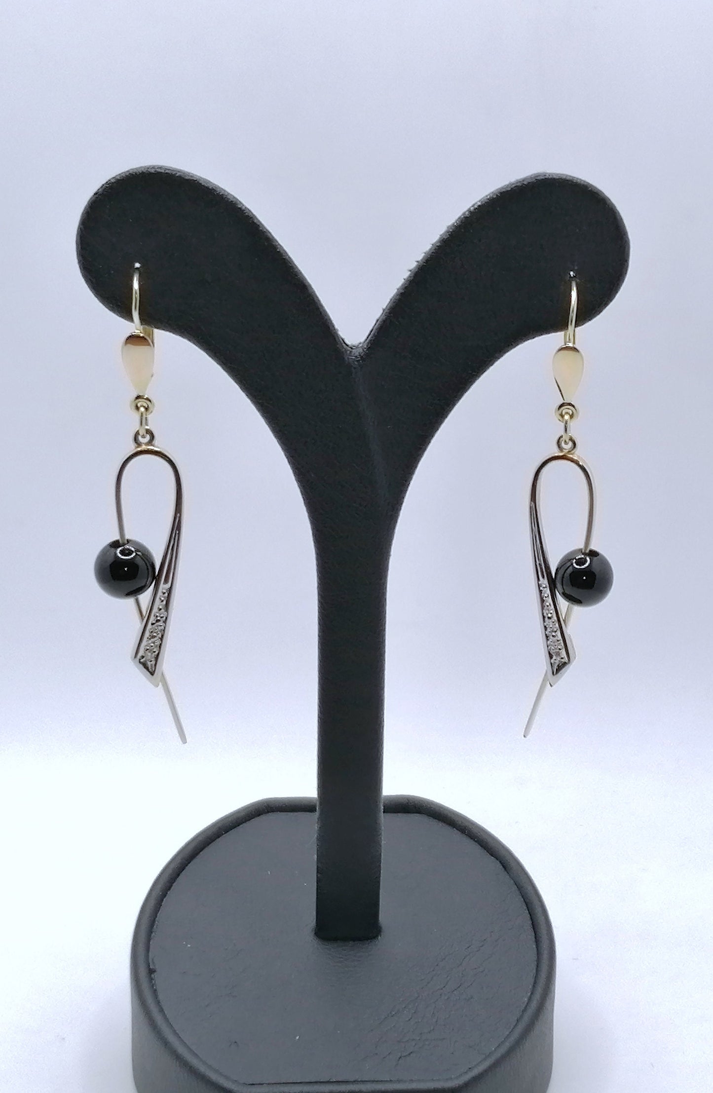 Ohrhänger 333er Gold mit Onyx Perle und Diamantsplitter