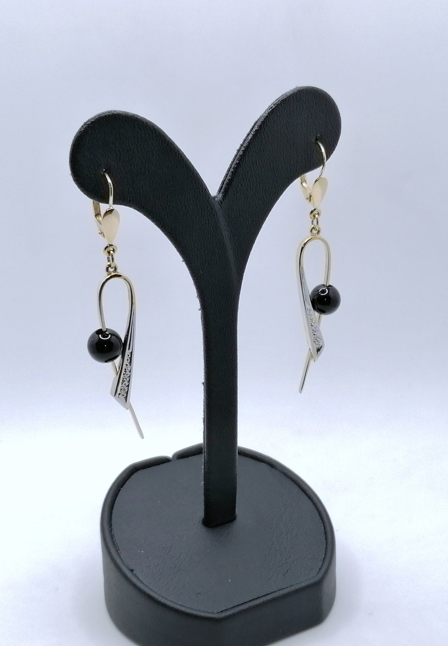 Ohrhänger 333er Gold mit Onyx Perle und Diamantsplitter