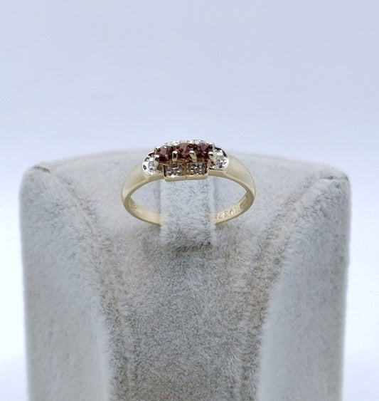 Ring Gold 375er mit Spinell und Diamantsplitter Gr. 57