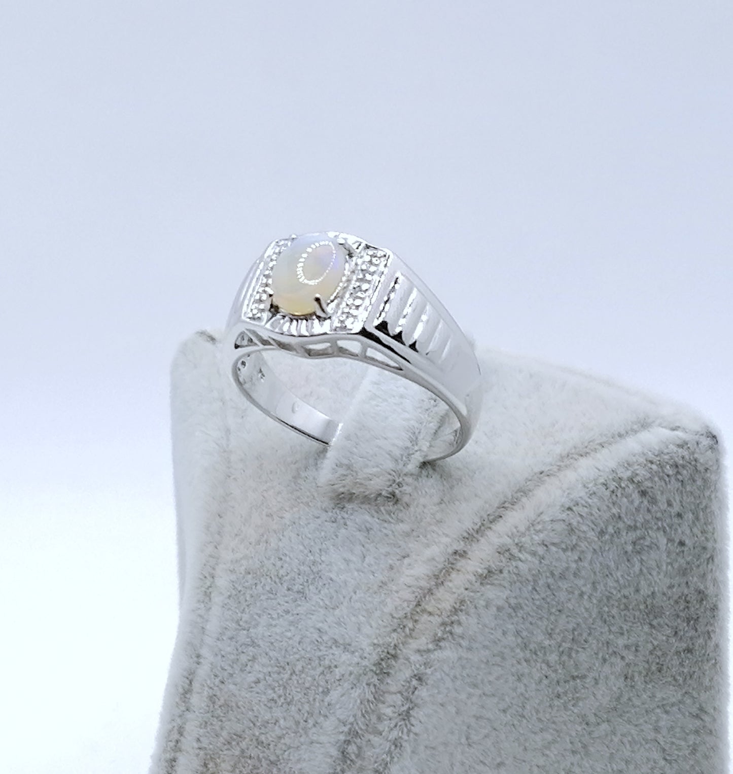 Ring Gold 375er mit Opal und Diamantsplitter Weißgold