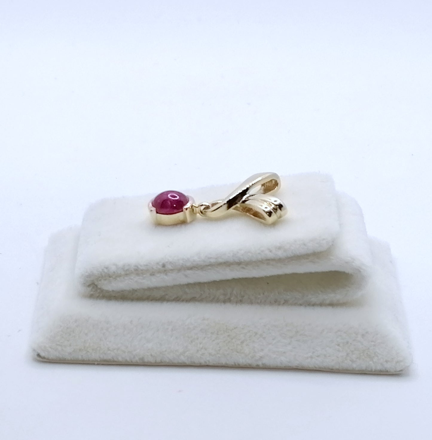 Anhänger 375er Gold mit Rubin Cabochon
