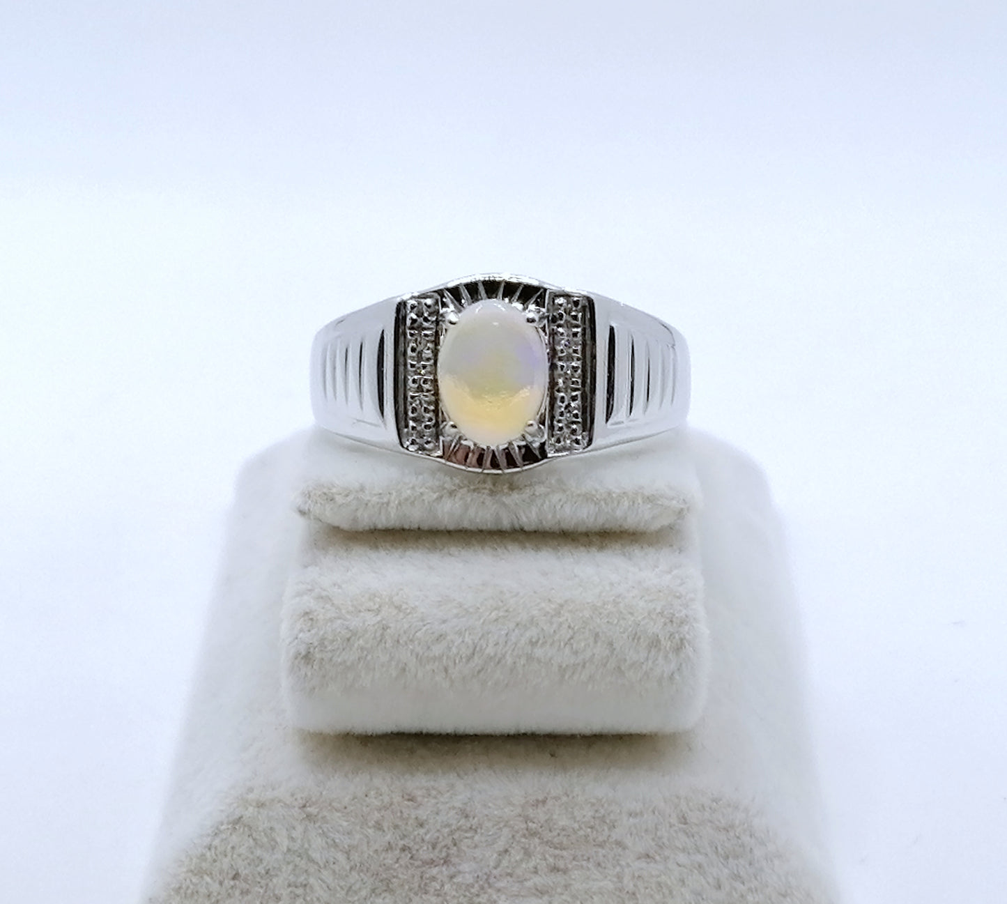 Ring Gold 375er mit Opal und Diamantsplitter Weißgold