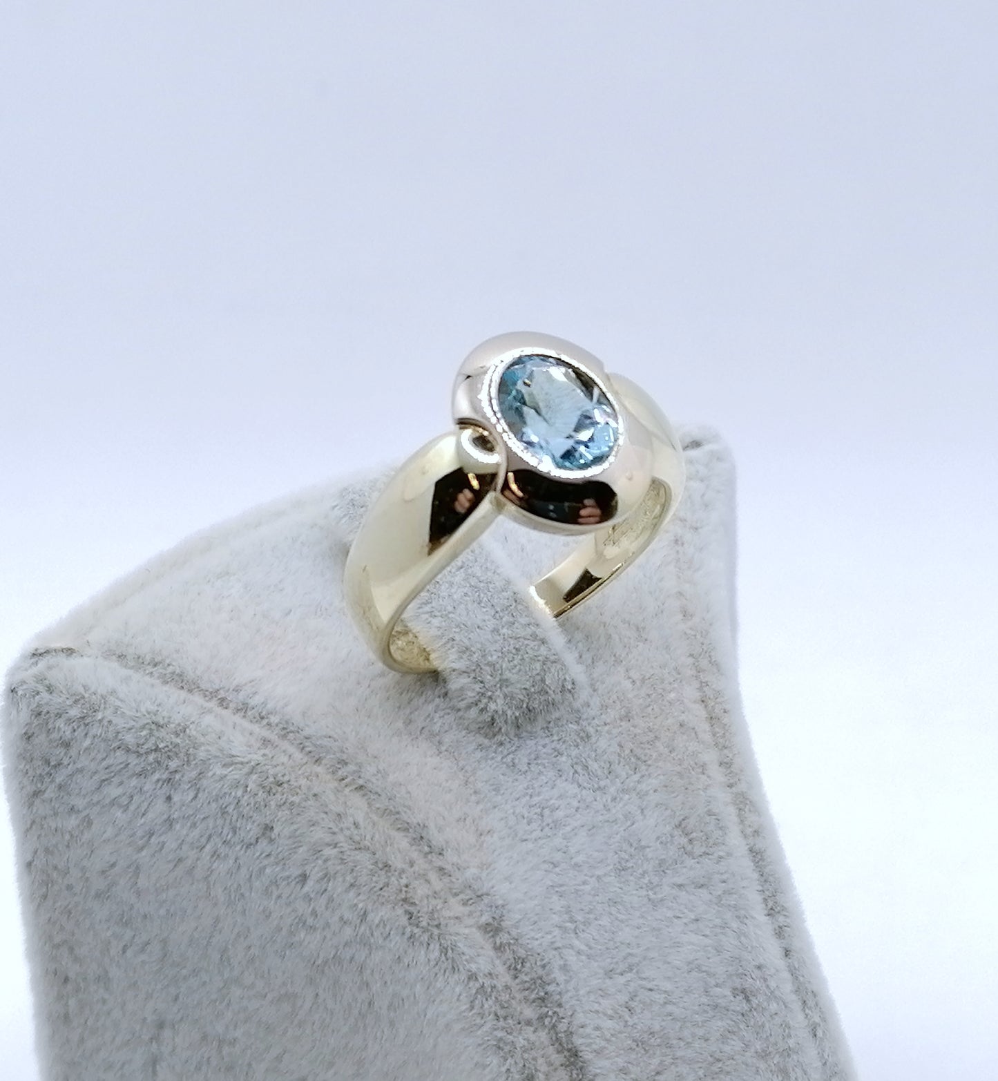 Ring Gold 333er mit blau Topas Gr. 60