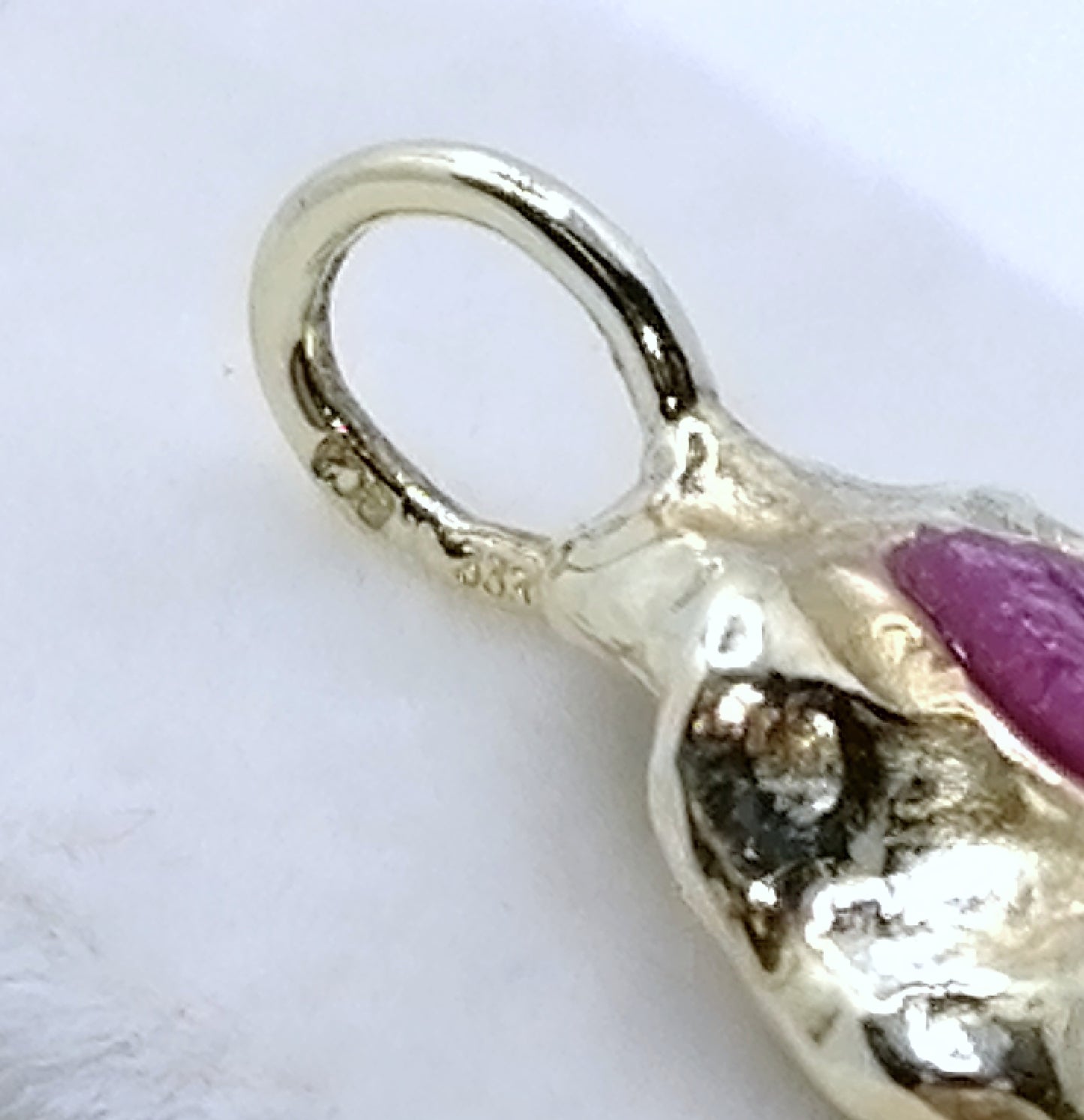 Anhänger 333er Gold mit Roh Rubin