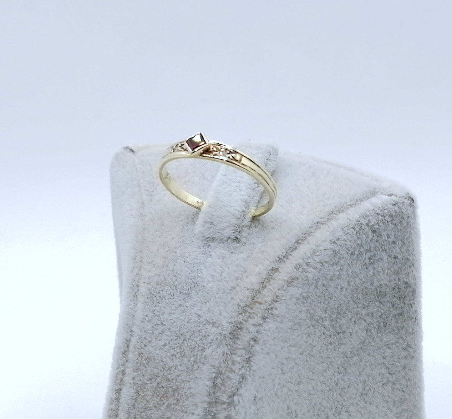 Ring Gold 585er mit Rubin und Diamantsplitter Gr. 53
