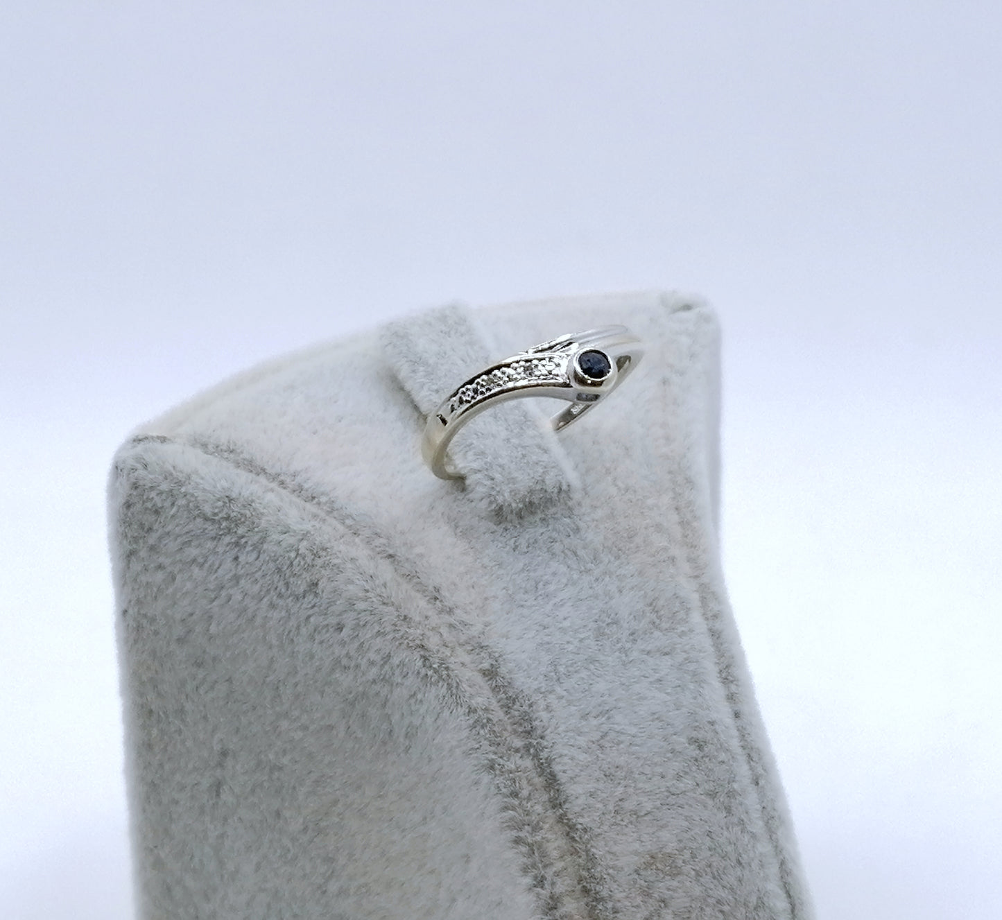 Ring Weißgold 585er mit Saphir und Diamantsplitter Gr. 49