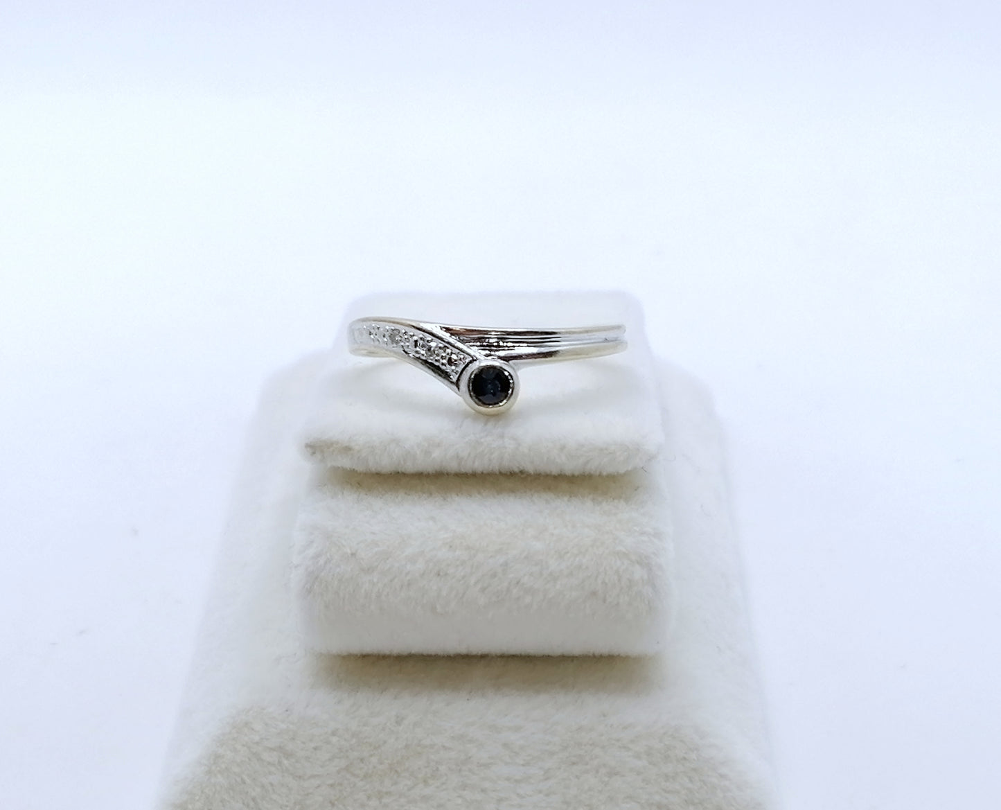 Ring Weißgold 585er mit Saphir und Diamantsplitter Gr. 49