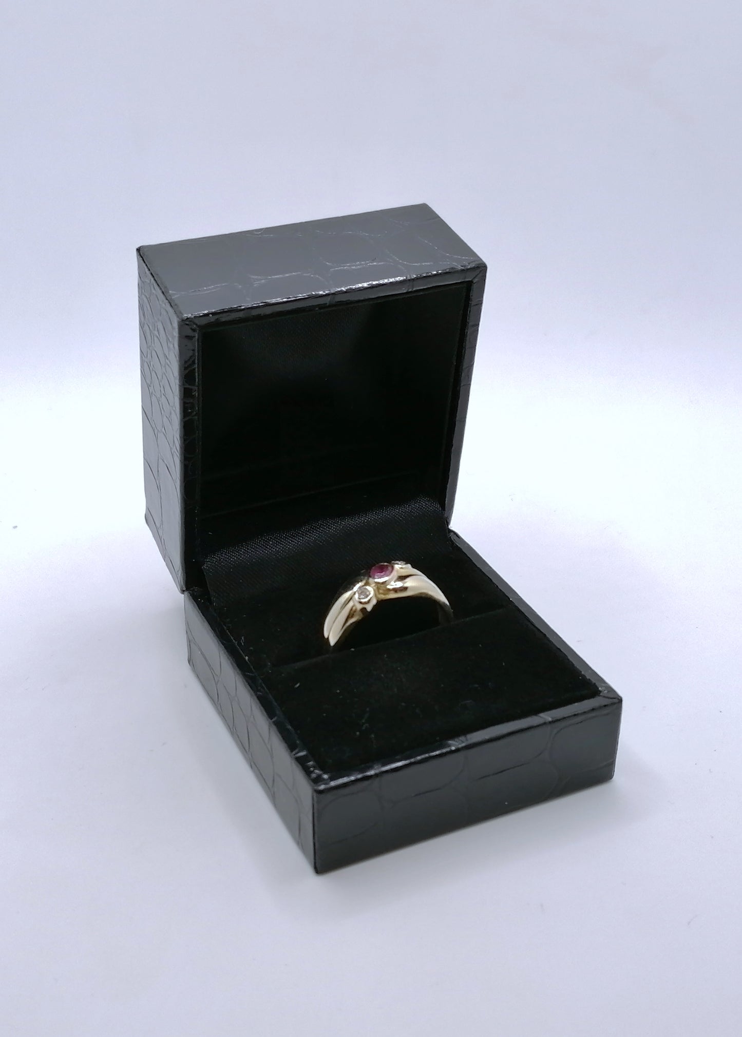 Ring Gold 585er mit Rubin und Diamantsplitter Gr. 60