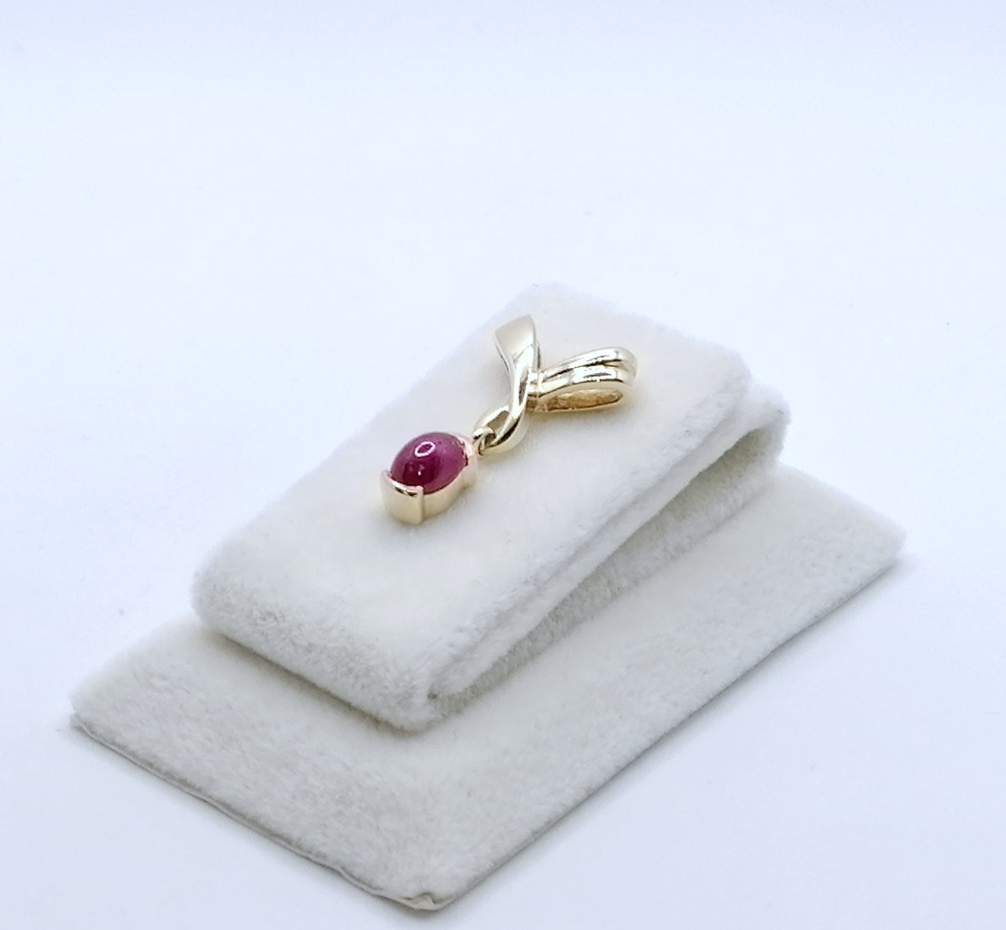 Anhänger 375er Gold mit Rubin Cabochon