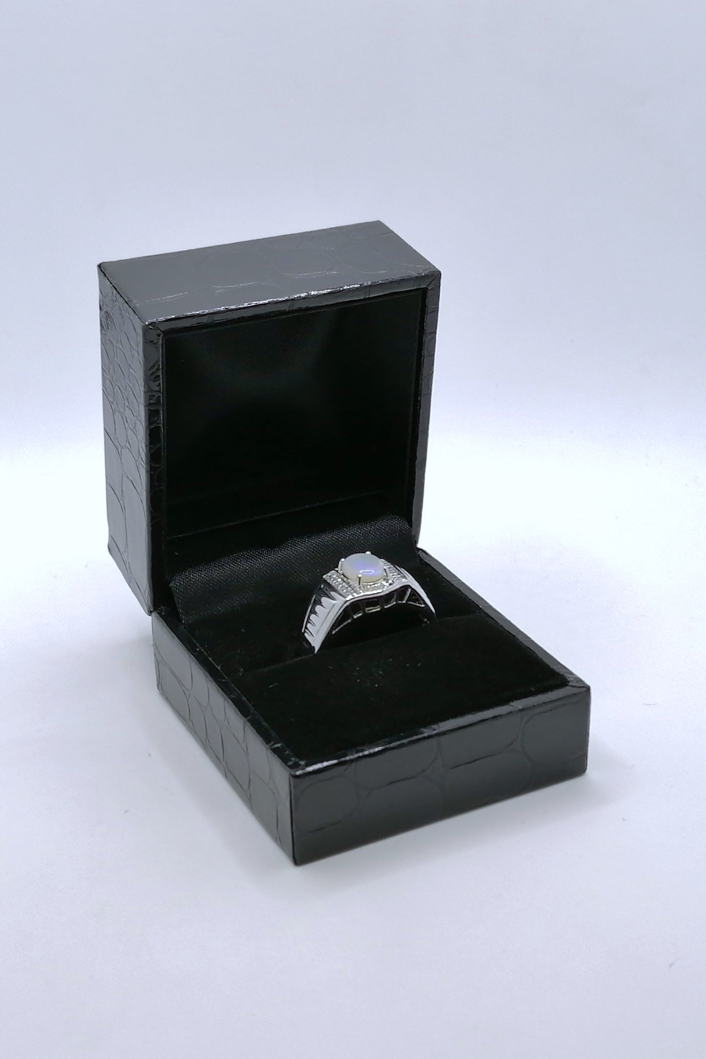 Ring Gold 375er mit Opal und Diamantsplitter Weißgold