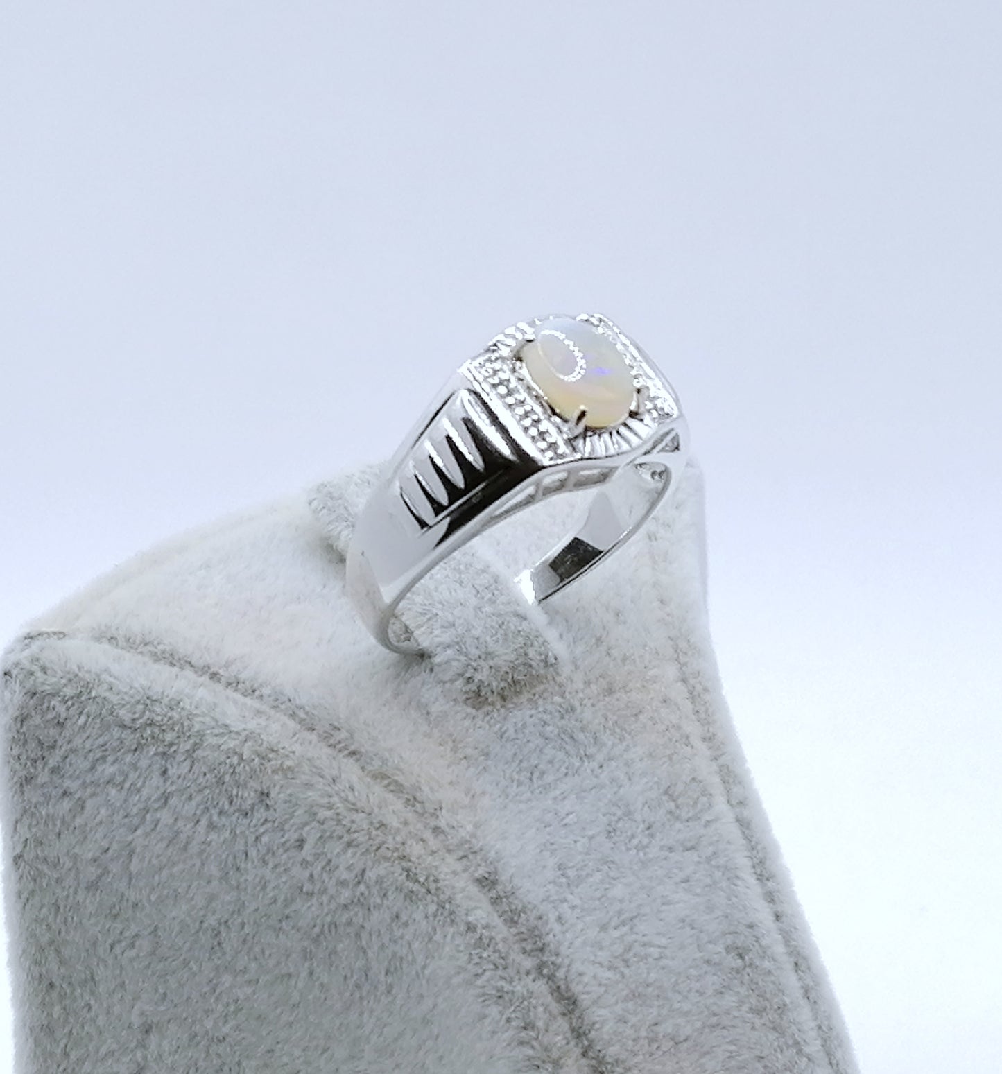 Ring Gold 375er mit Opal und Diamantsplitter Weißgold