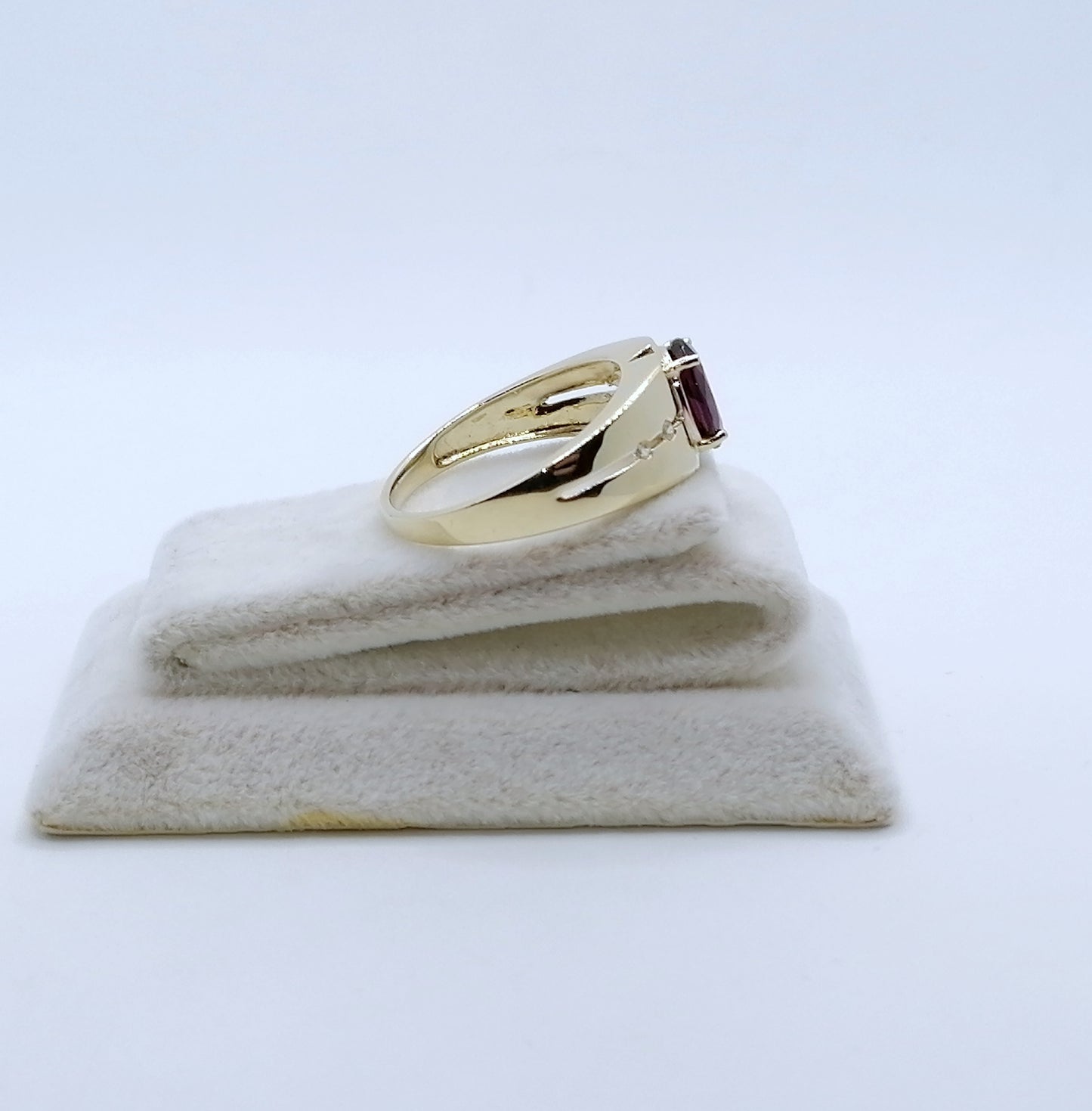 Ring Gold 375er mit Rhodolith Granat und Diamanten Gr. 63