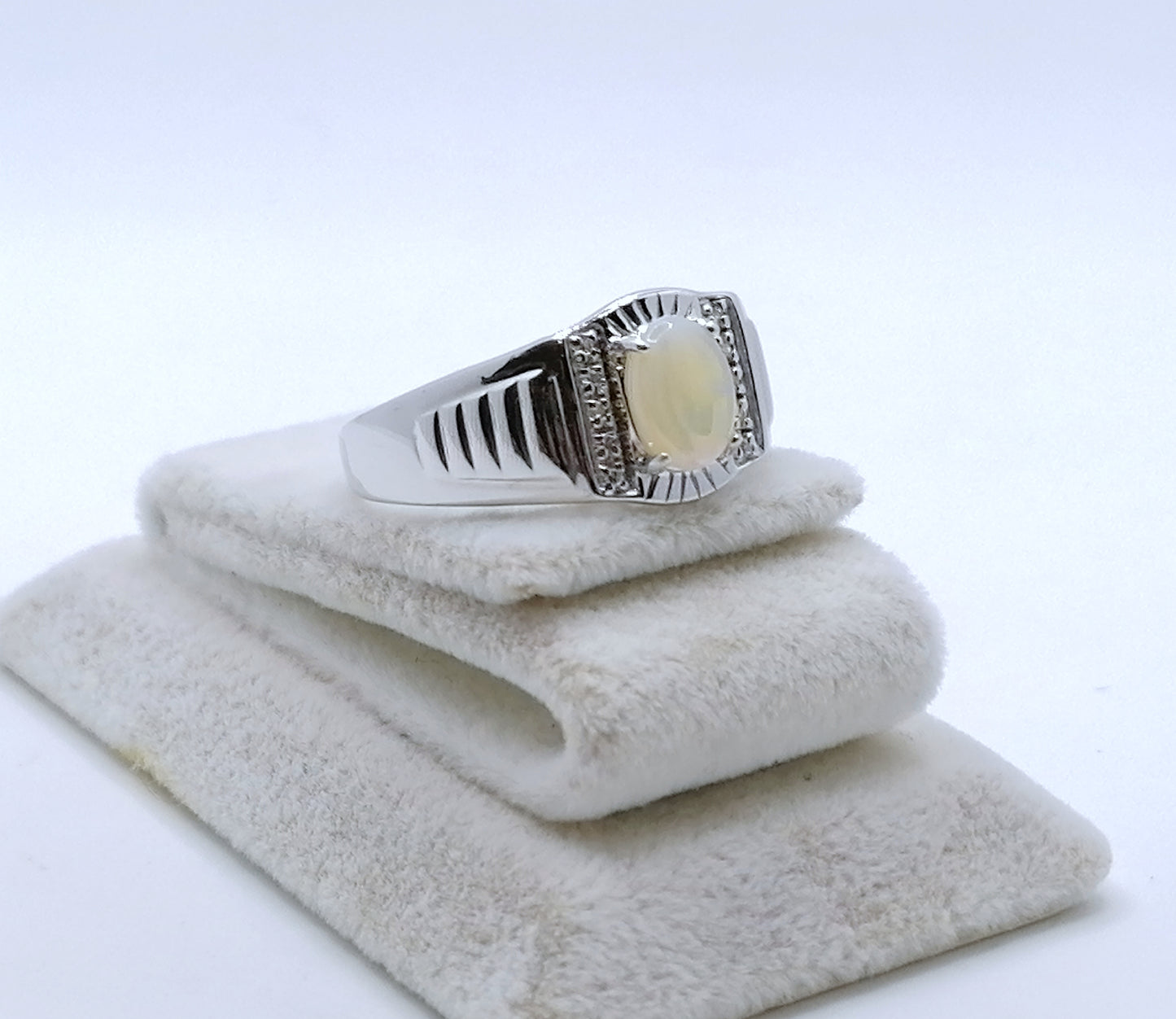 Ring Gold 375er mit Opal und Diamantsplitter Weißgold