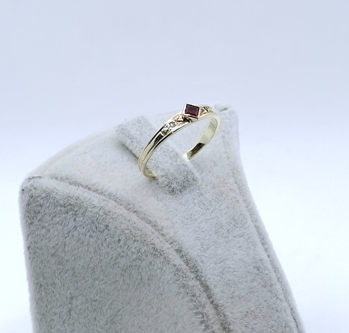 Ring Gold 585er mit Rubin und Diamantsplitter Gr. 53