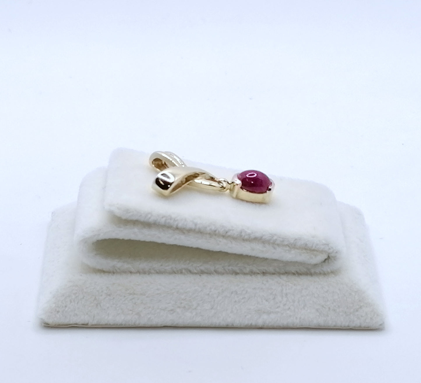Anhänger 375er Gold mit Rubin Cabochon