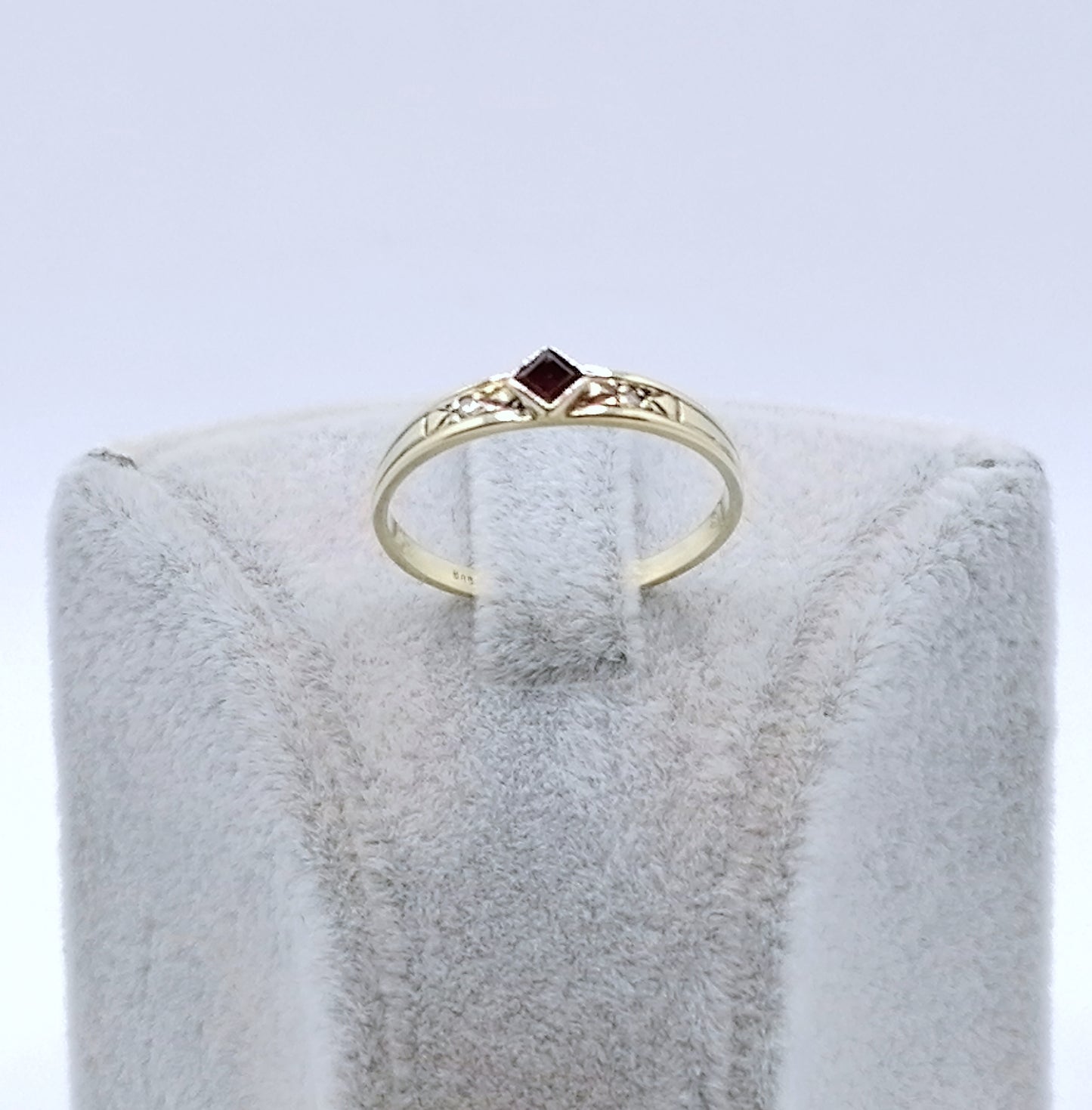 Ring Gold 585er mit Rubin und Diamantsplitter Gr. 53
