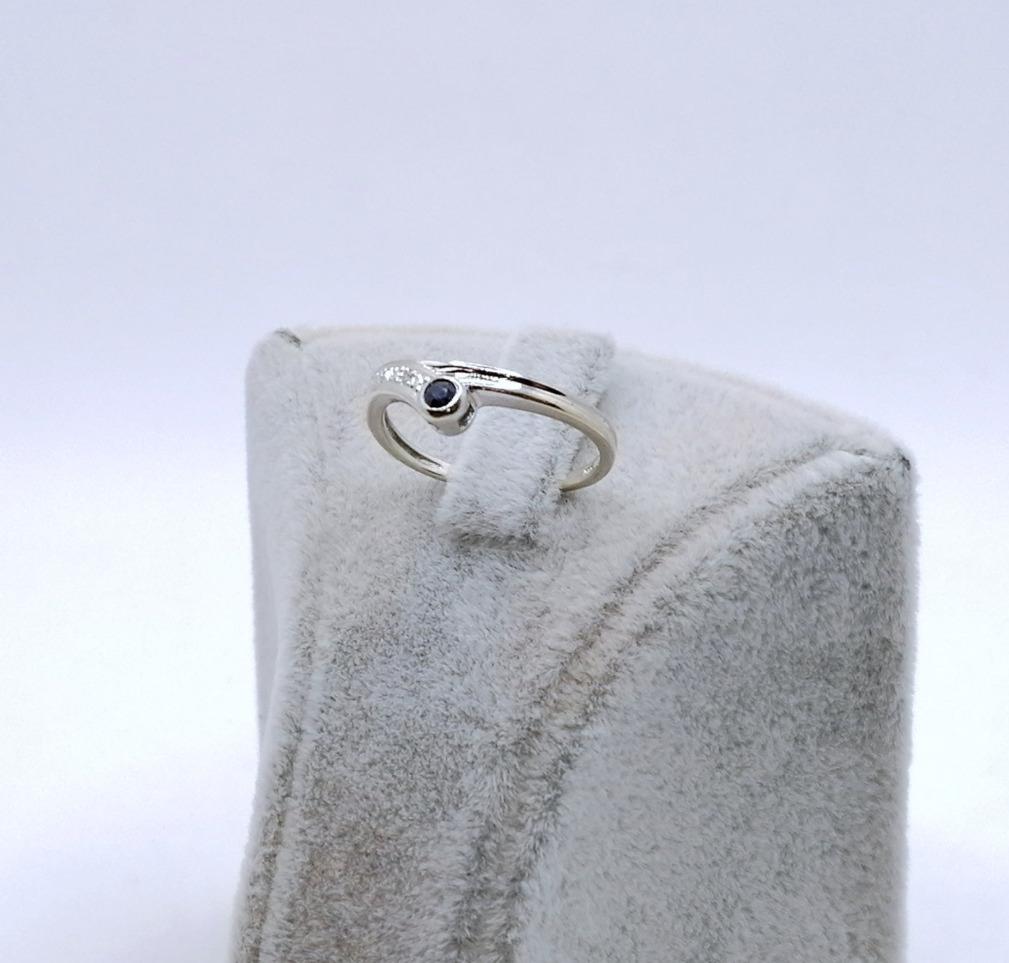 Ring Weißgold 585er mit Saphir und Diamantsplitter Gr. 49