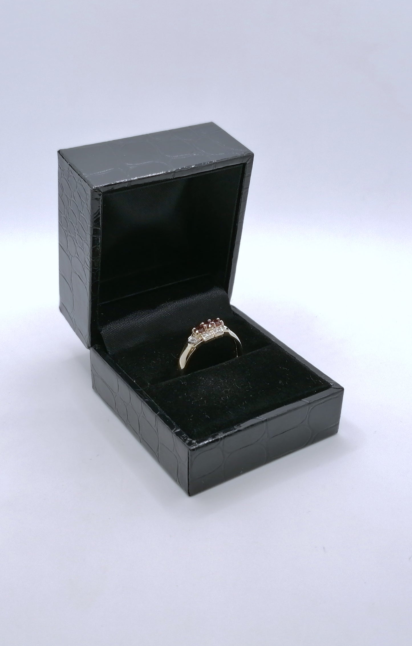 Ring Gold 375er mit Spinell und Diamantsplitter Gr. 57