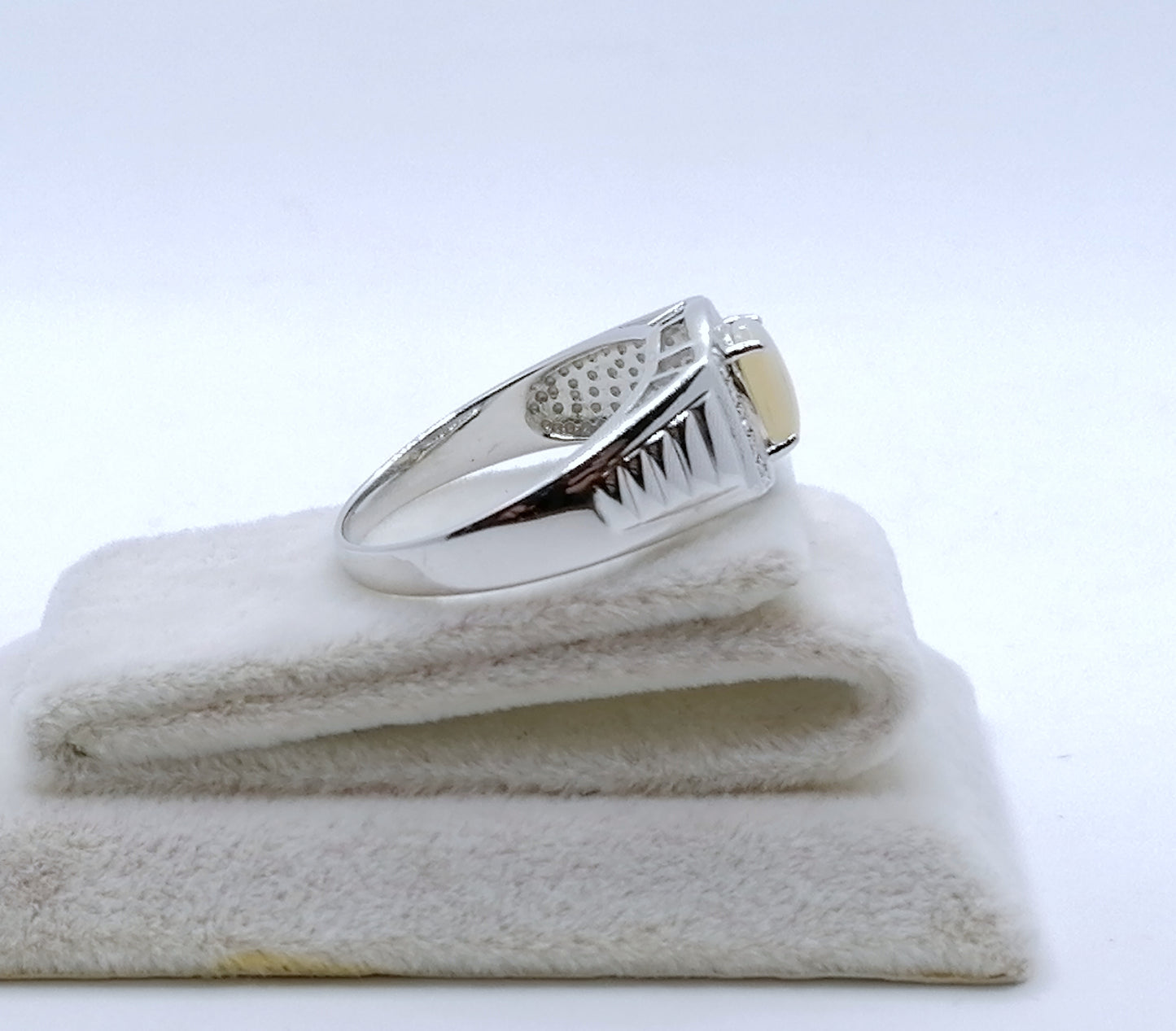 Ring Gold 375er mit Opal und Diamantsplitter Weißgold
