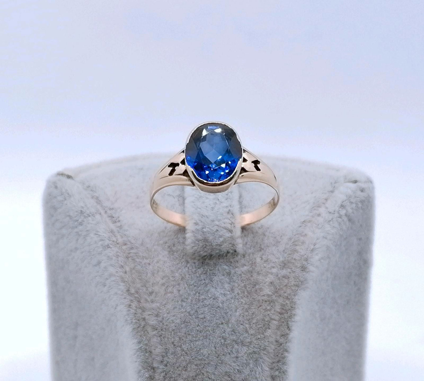 Ring Rotgold 333er mit Saphir