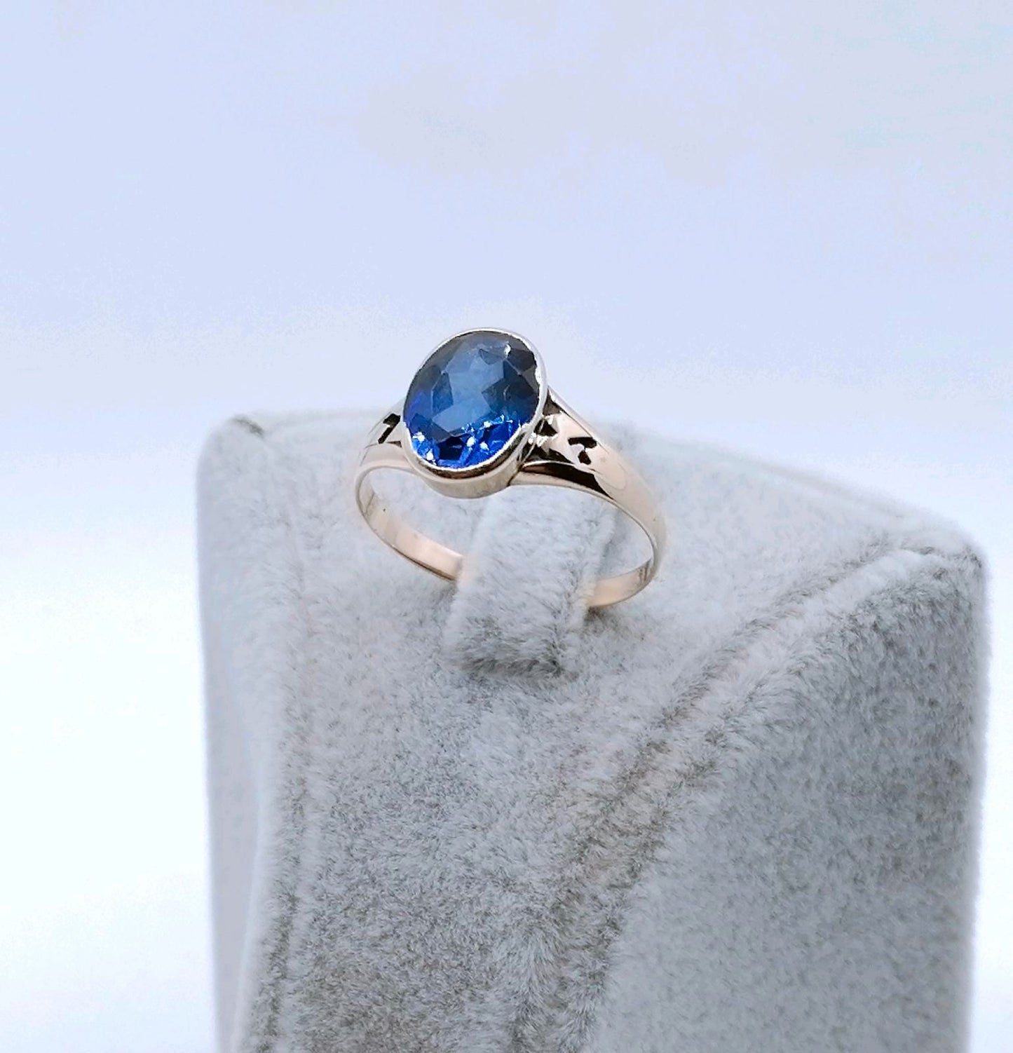 Ring Rotgold 333er mit Saphir
