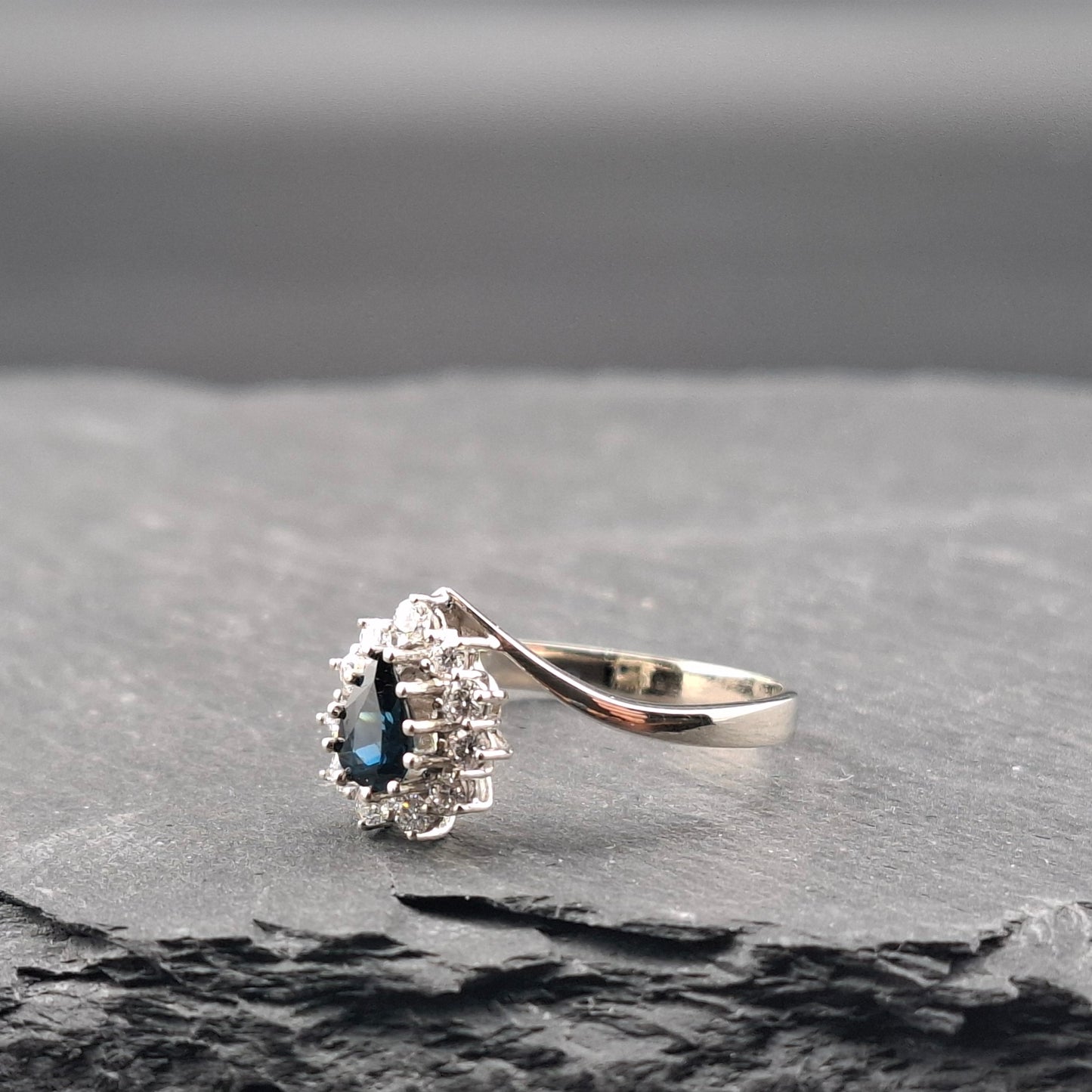 Ring Weißgold mit Saphir und Brillanten Gr. 63