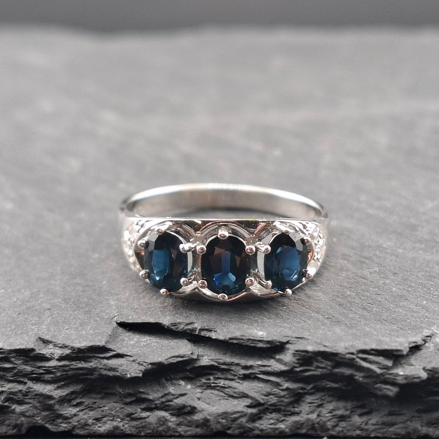 Weißgold Ring mit Saphiren und Diamanten Gr. 63