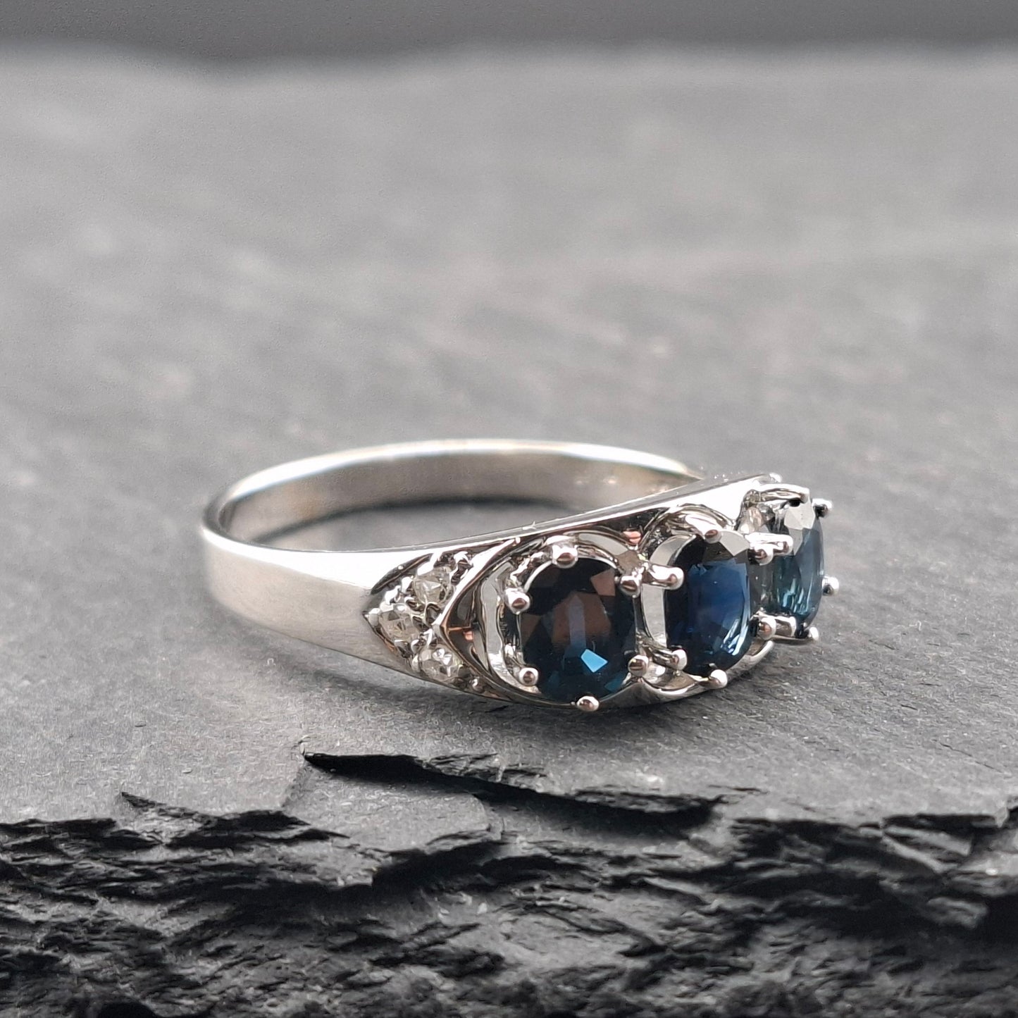 Weißgold Ring mit Saphiren und Diamanten Gr. 63