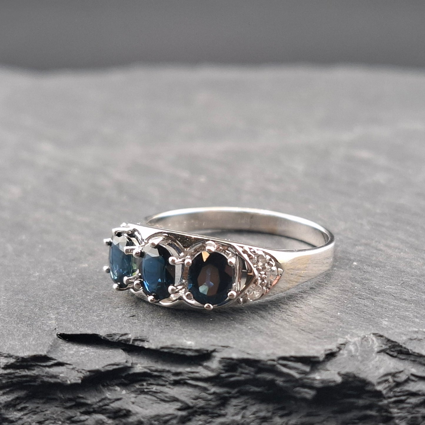 Weißgold Ring mit Saphiren und Diamanten Gr. 63
