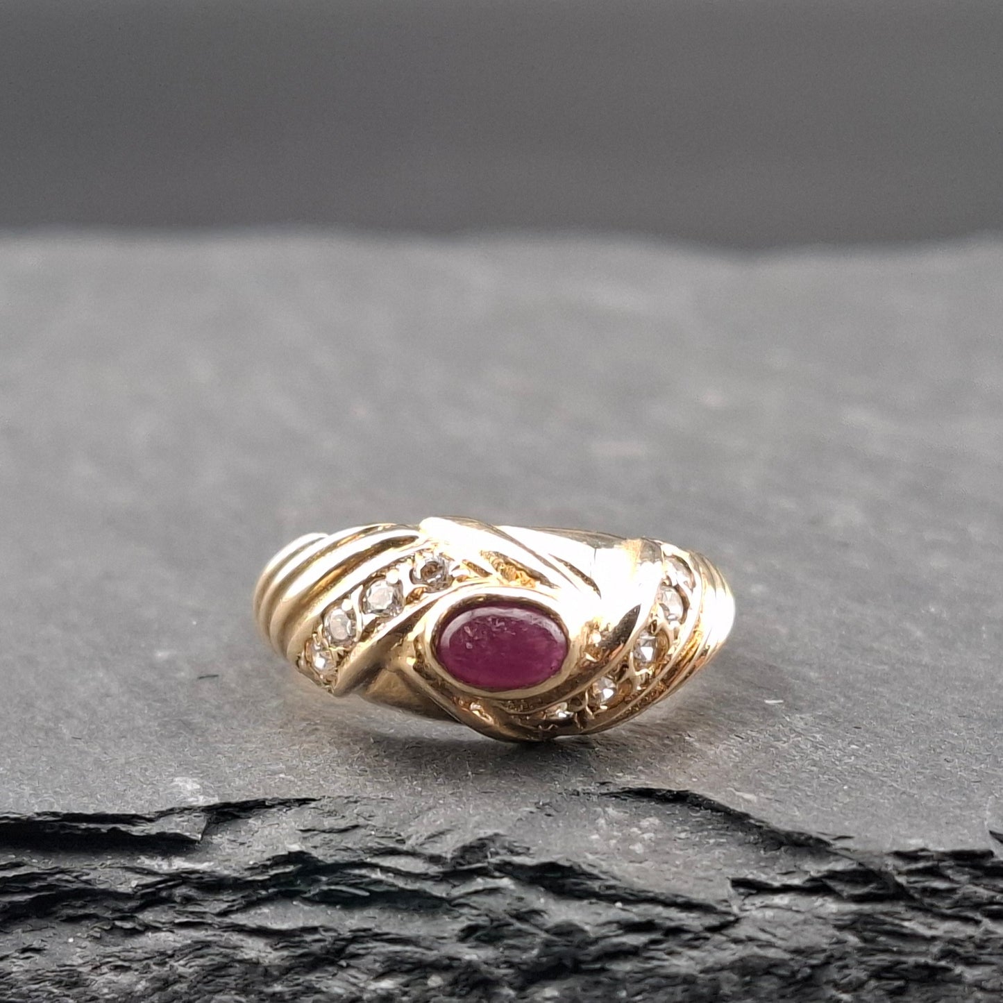 Vintage Gold 585er Ring mit Rubin Cabochon und Zirkonia