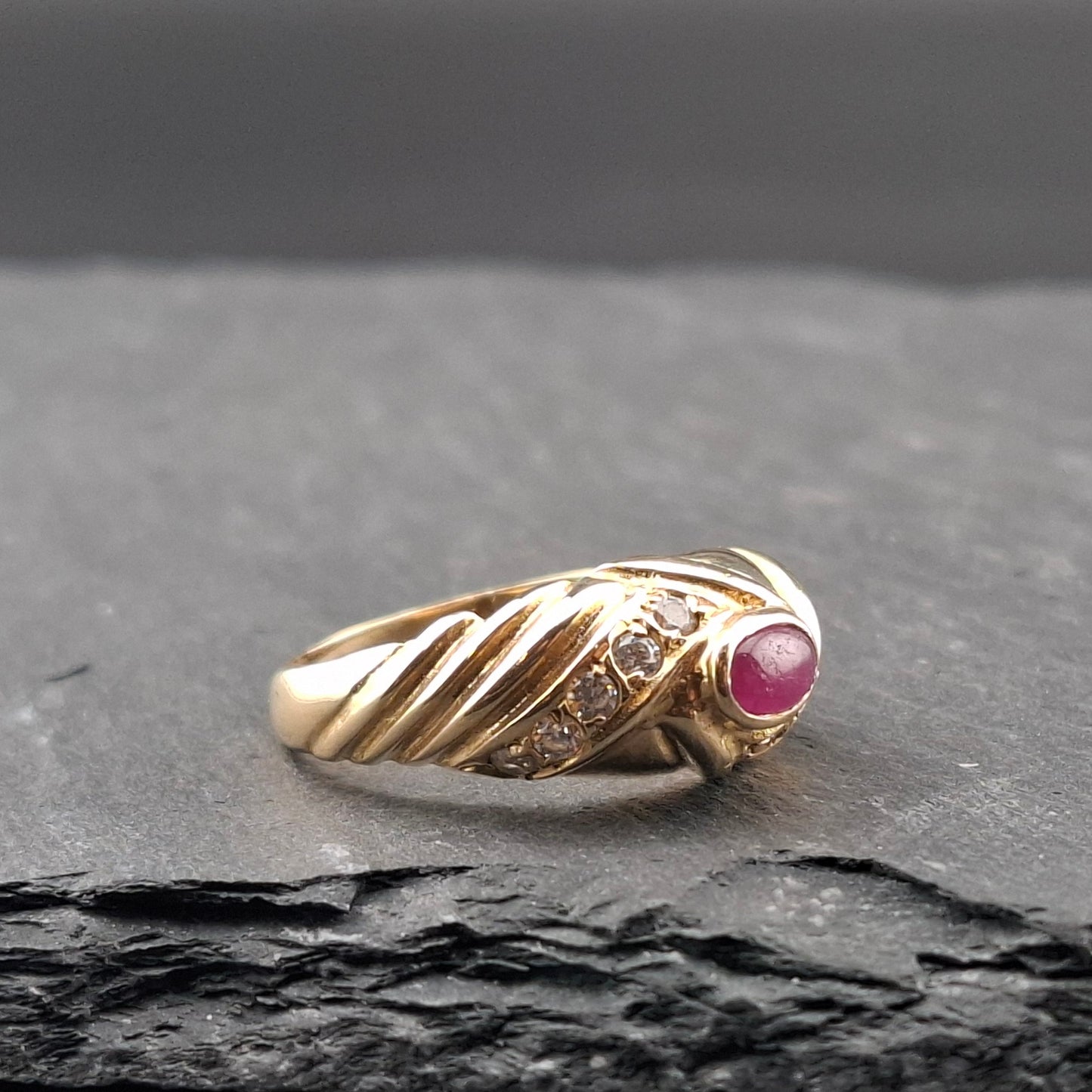 Vintage Gold 585er Ring mit Rubin Cabochon und Zirkonia