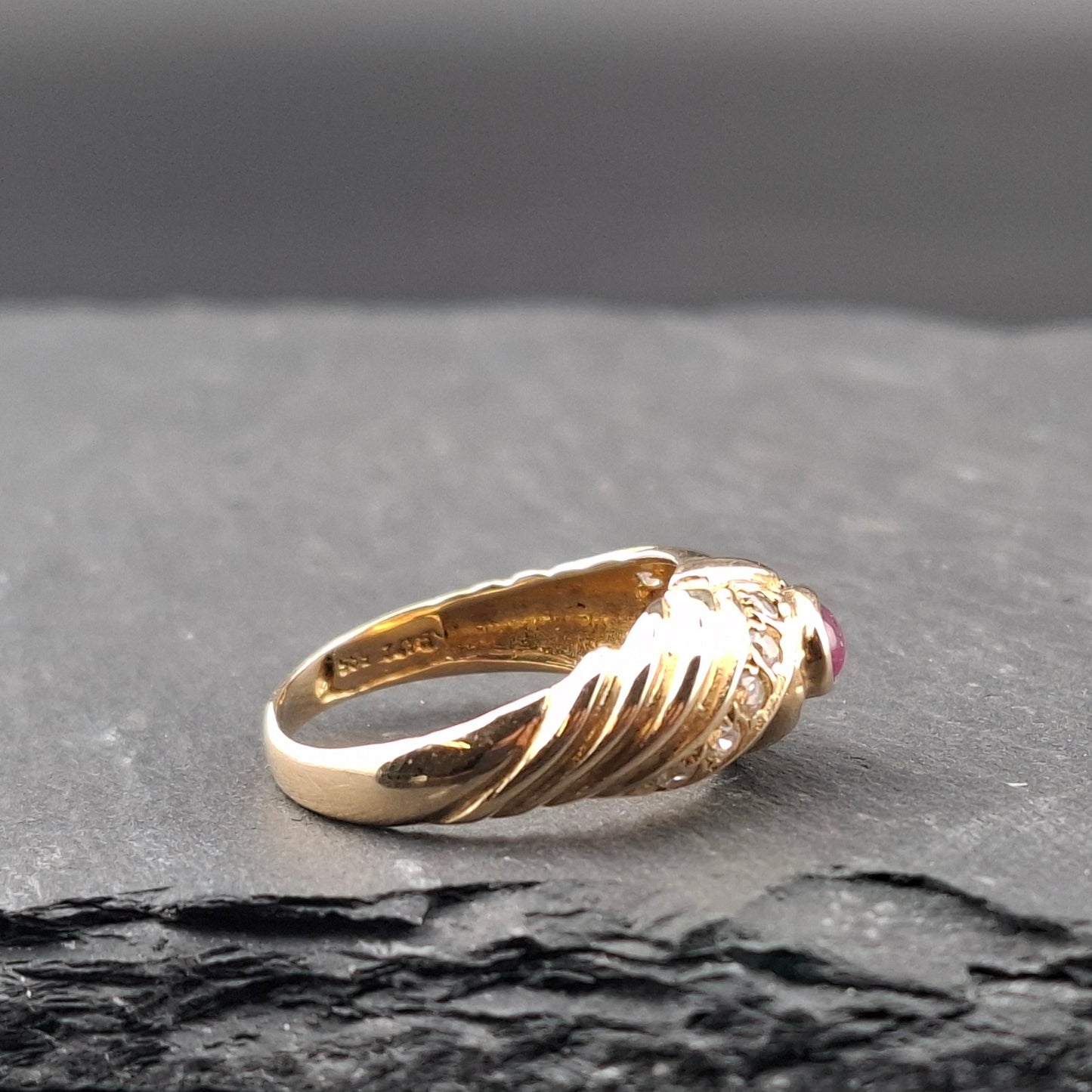 Vintage Gold 585er Ring mit Rubin Cabochon und Zirkonia
