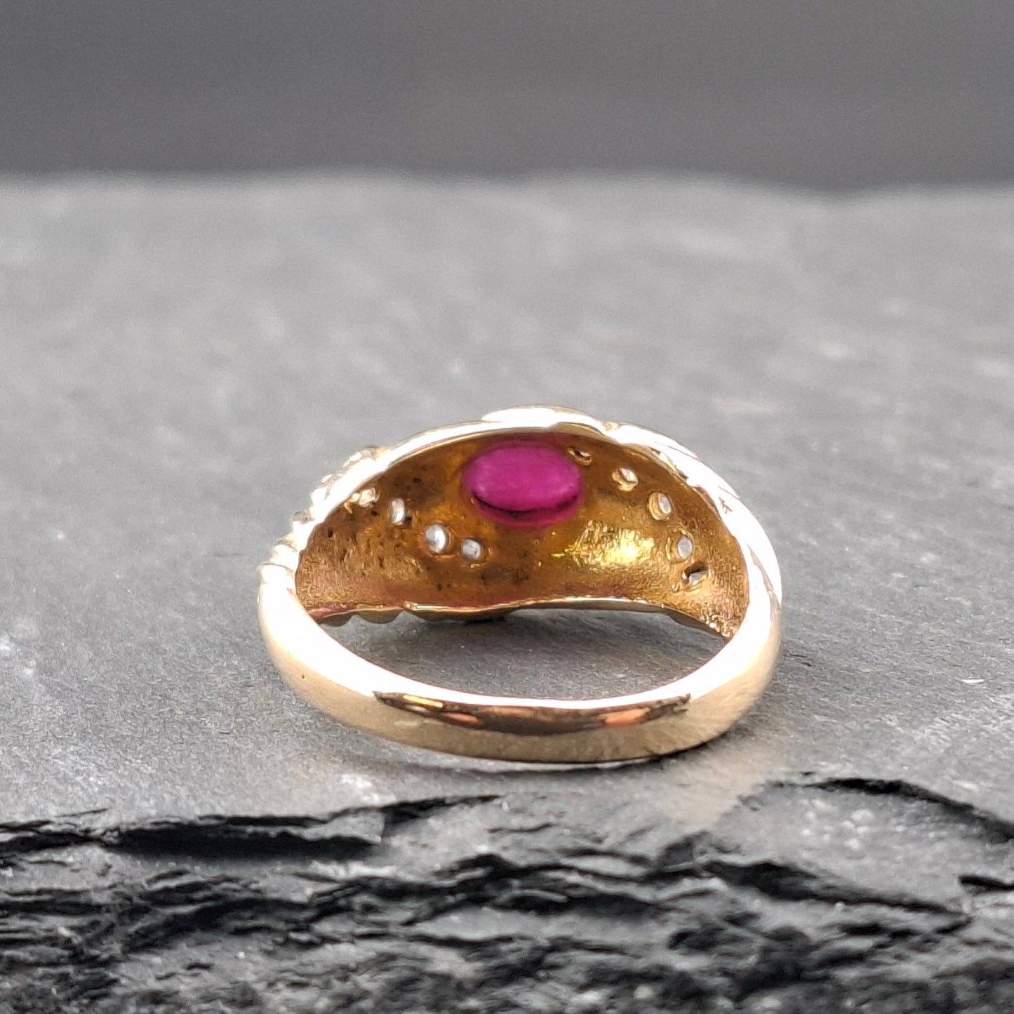 Vintage Gold 585er Ring mit Rubin Cabochon und Zirkonia