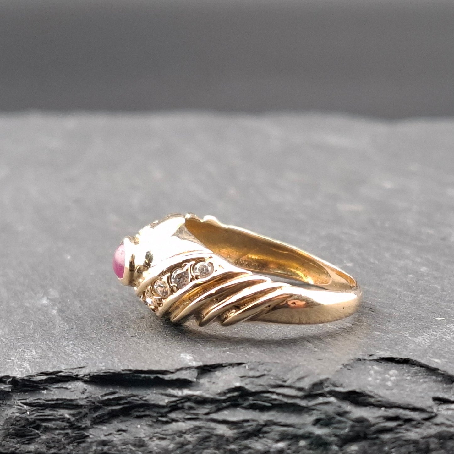 Vintage Gold 585er Ring mit Rubin Cabochon und Zirkonia
