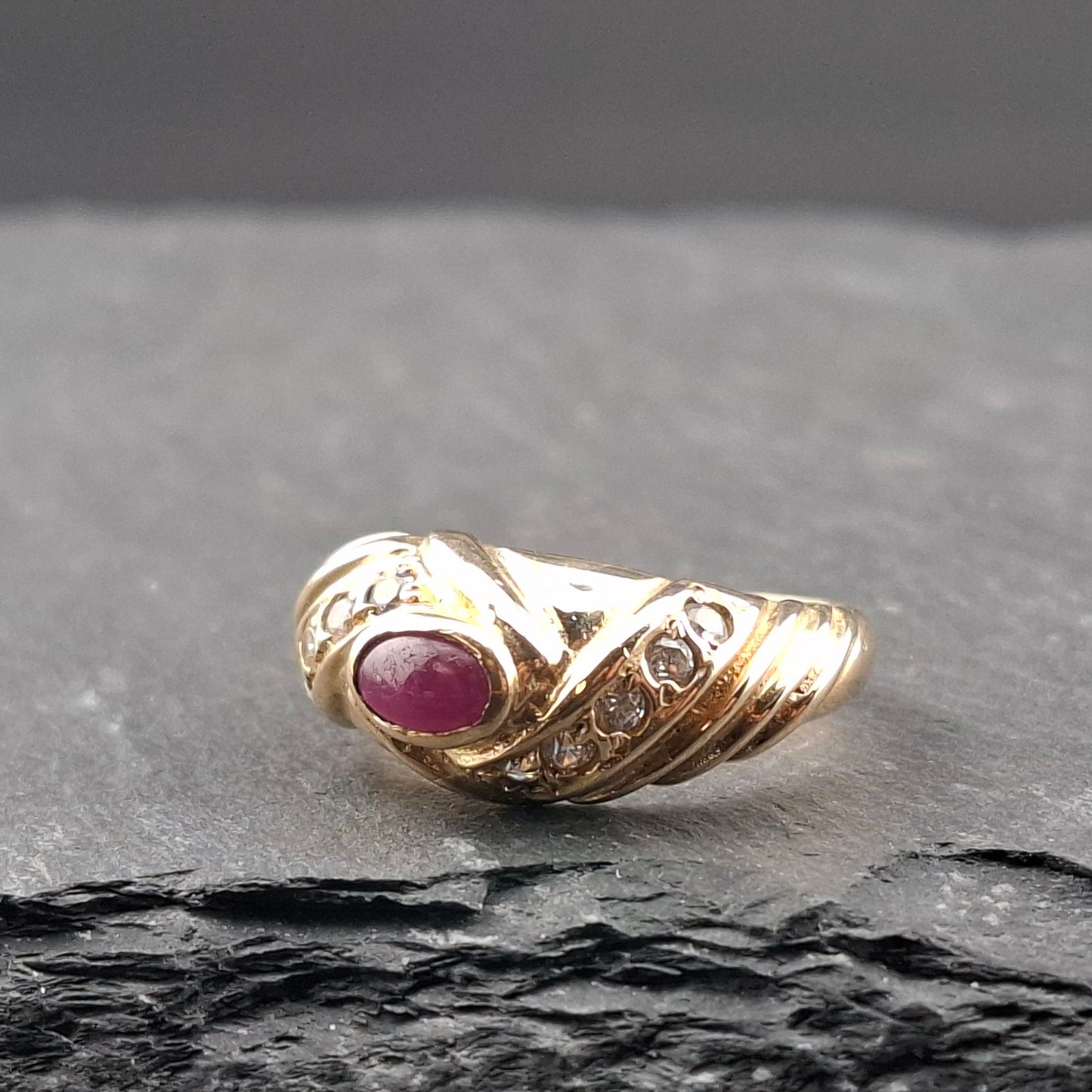 Vintage Gold 585er Ring mit Rubin Cabochon und Zirkonia