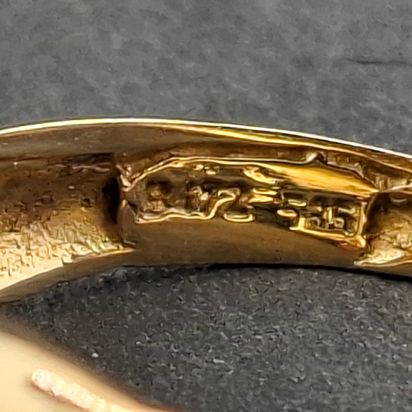 Vintage Gold 585er Ring mit Rubin Cabochon und Zirkonia
